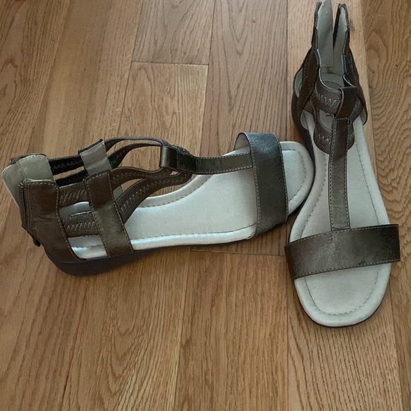 Left&Right Sandals - Picture 2 of 9